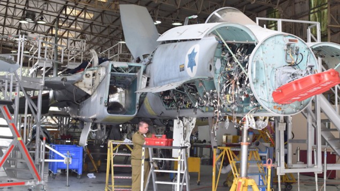 以色列空軍飛行員在 F-15 上工作 以色列空軍飛行員在 F-15 上工作