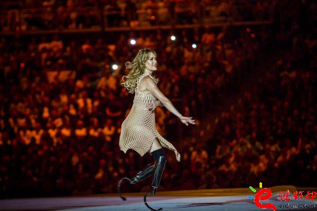 3D打印服裝_殘奧會(huì)開幕式之星Amy Purdy的3D打印連衣裙閃耀舞臺(tái)