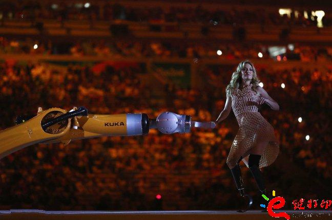 3D打印服裝_殘奧會(huì)開幕式之星Amy Purdy的3D打印連衣裙閃耀舞臺(tái)