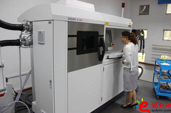 大型金屬3D打印機(jī)現(xiàn)場(chǎng)展示 金屬3d打印機(jī)大行其道 Optomec推出LENS機(jī)床系列金屬3D打印系統(tǒng)