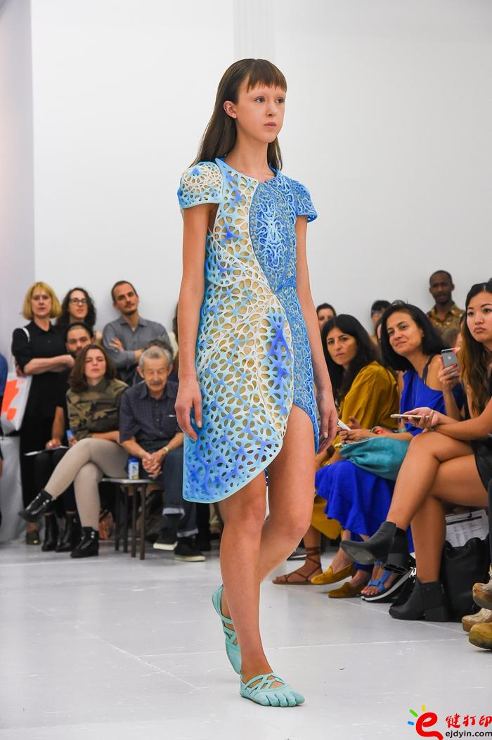 threeASFOUR在紐約時裝周盡情展示無孔不入的3D打印技術設計服裝特點
