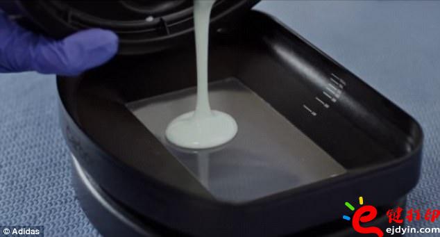 阿迪達(dá)斯率先推出3D打印量產(chǎn)時(shí)尚跑鞋,大量節(jié)約開(kāi)模具成本