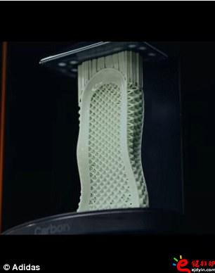 阿迪達(dá)斯率先推出3D打印量產(chǎn)時(shí)尚跑鞋,大量節(jié)約開(kāi)模具成本